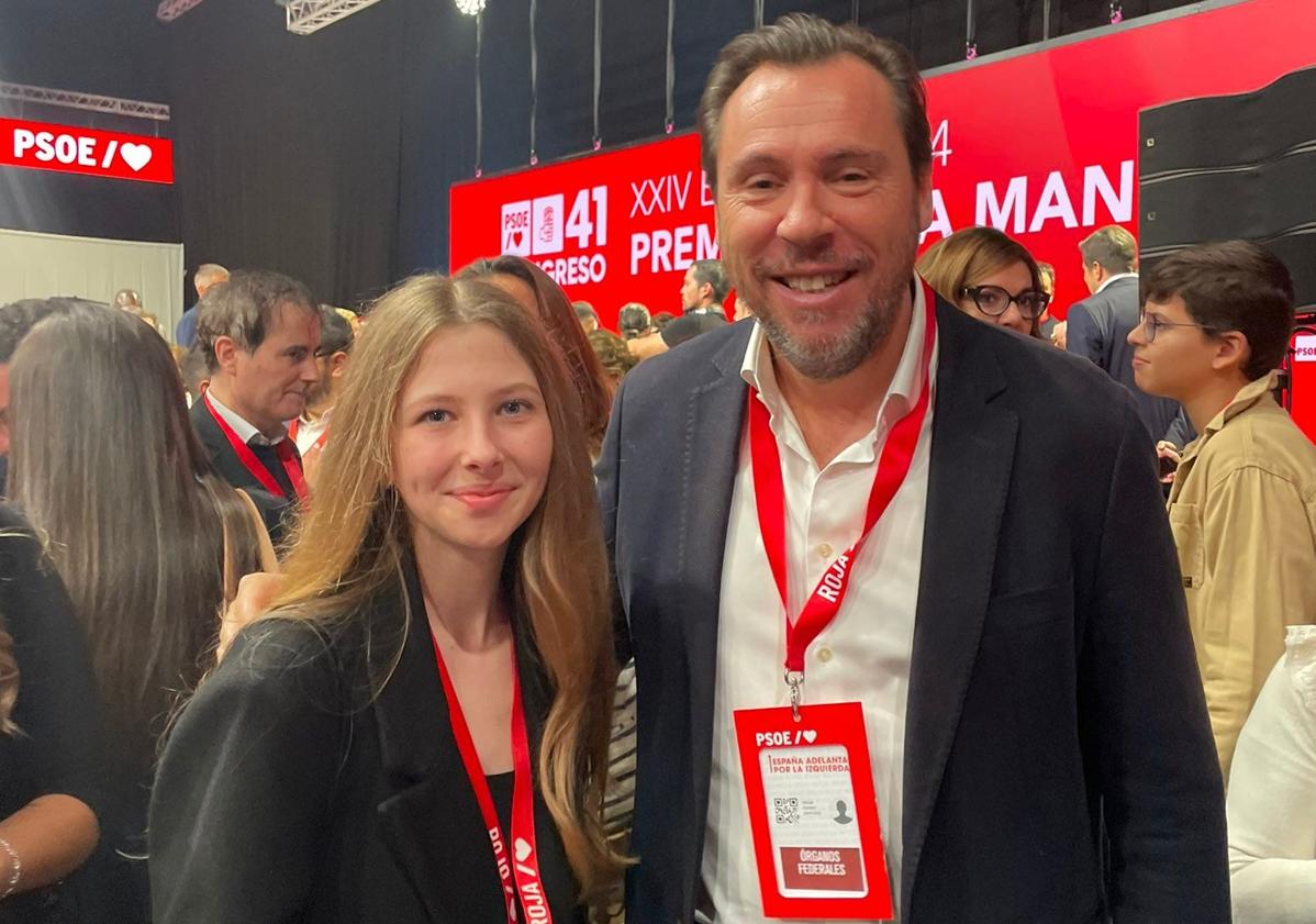 Imagen principal - Paula con Óscar Puente, Juan Espadas y Reyes Maroto en el congreso federal del PSOE en Sevilla.