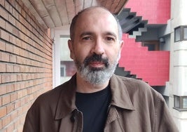 El escritor Óscar Montoya, autor de 'Murciélagos blancos'.