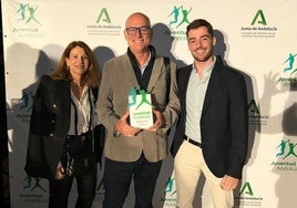 Miguel Palanca recibe el premio a la Fundación URA Clan.