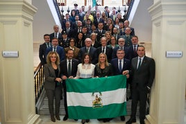 Las instituciones y colectivos posan con la bandera en la Delegación del Gobierno Andaluz.