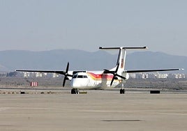 Avión de Air Nostrum en el Aeropuerto de Almería.