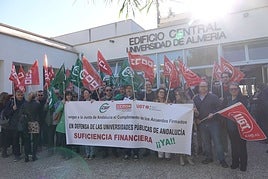 Protesta de las centrales sindicales CSIF, CCOO y UGT contra la Junta en el Campus de la UAL.