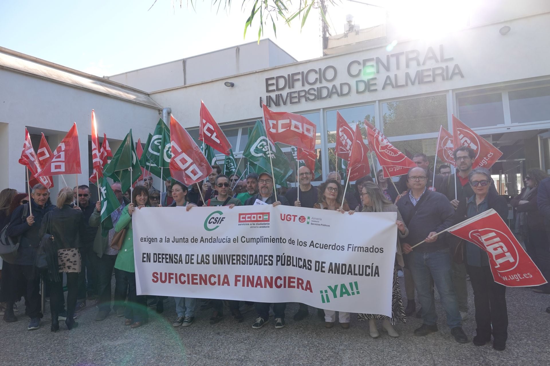Protesta de las centrales sindicales CSIF, CCOO y UGT contra la Junta en el Campus de la UAL.