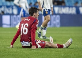 Manu Lama cae exhausto en La Romareda.