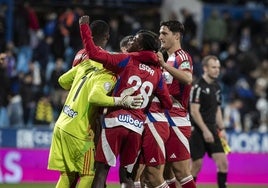 Oscar celebra el pase de ronda junto a sus compañeros en Zaragoza.