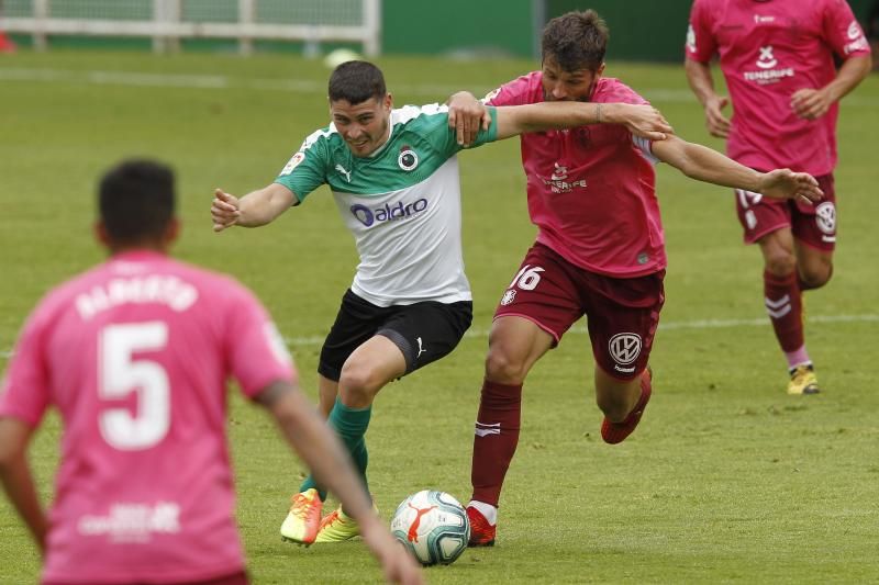 Sergio Ruiz conduce un balón durante un partido con el Racing.