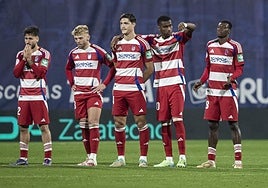Los futbolistas del Granada atienden tensos a la tanda de penaltis.