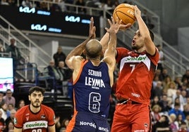 Scott Bamforth anota un triple frente al Leyma Coruña, el estadounidense afina el tiro.