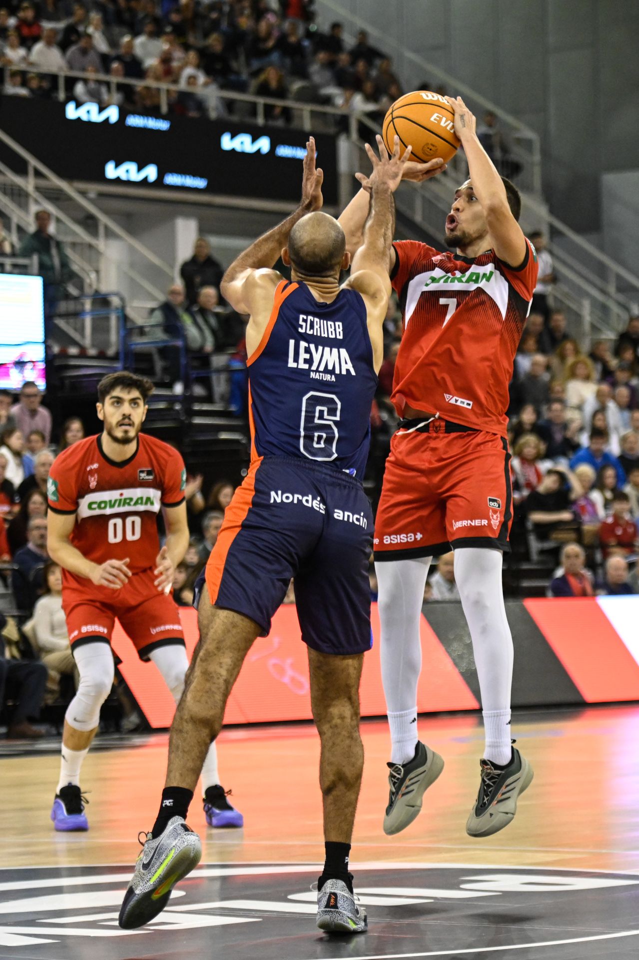 Scott Bamforth anota un triple frente al Leyma Coruña, el estadounidense afina el tiro.