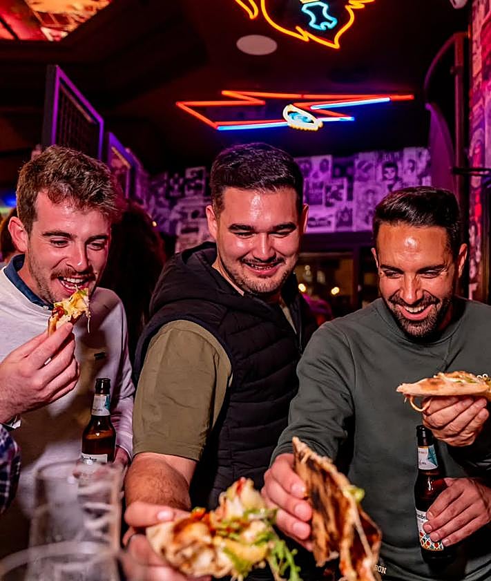 Imagen secundaria 2 - El restaurante de Granada que vende pizzas a ritmo de rock