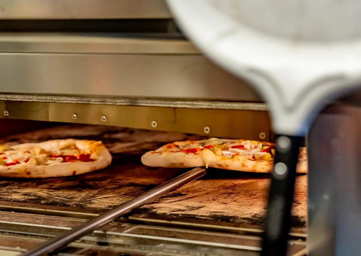 Imagen secundaria 1 - El restaurante de Granada que vende pizzas a ritmo de rock
