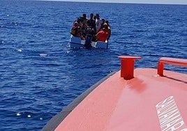 Una patera, en aguas almerienses.