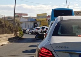 Retenciones en horas punta, en el primer día sin el paso por la autovía y La Goleta