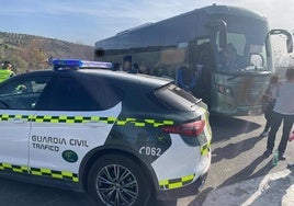 Un vehículo de la Guardia Civil junto al autobús interceptado.