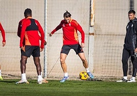Ignasi Miquel participa en un rondo durante el entrenamiento de este jueves.