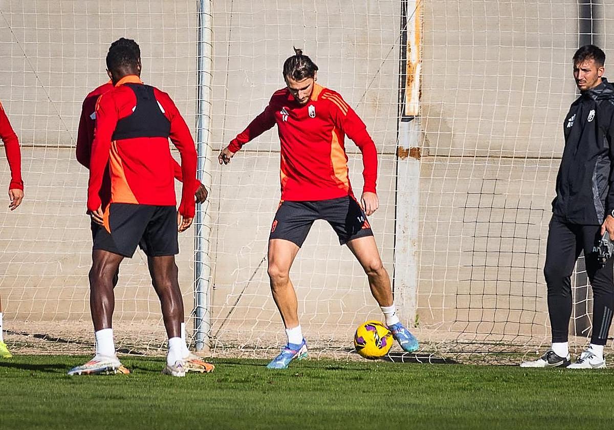 Ignasi Miquel participa en un rondo durante el entrenamiento de este jueves.