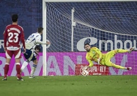 Luca Zidane detiene el penalti de Alberto Marí en la primera parte.