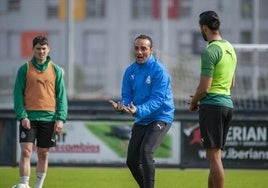 José Luis Oltra dirige un entrenamiento al frente del Racing, con Sergio Ruiz a la izquierda.