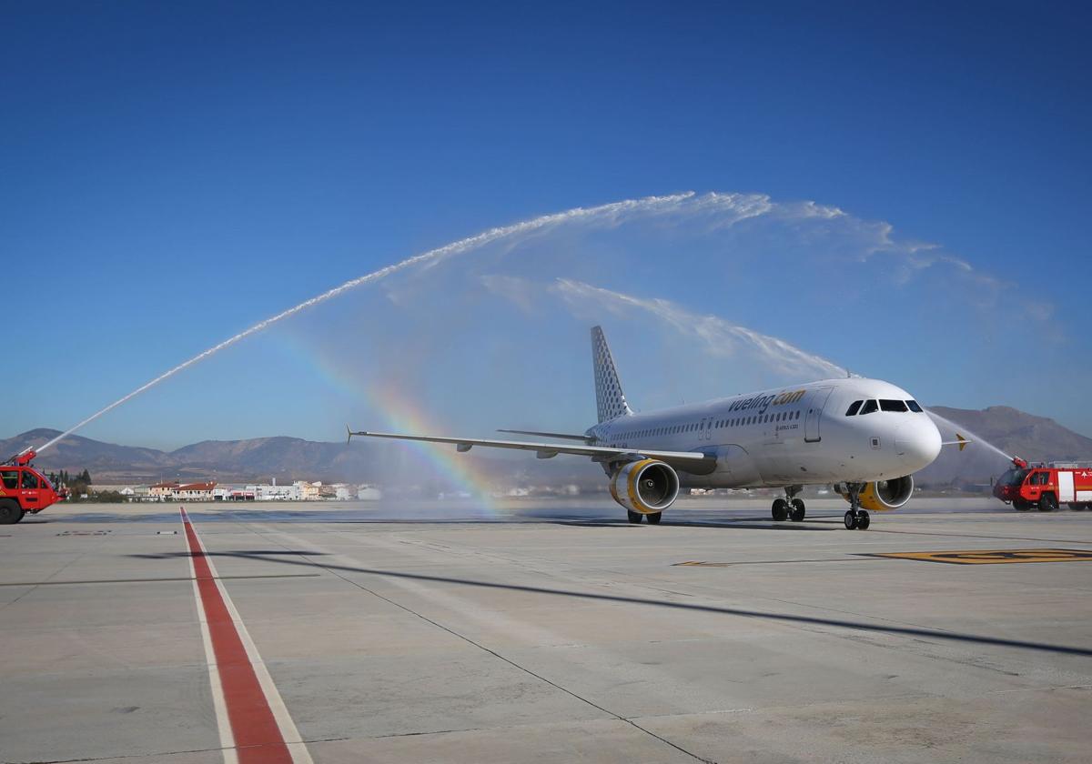 Llegada del vuelo inaugural de la conexión Granada-París.