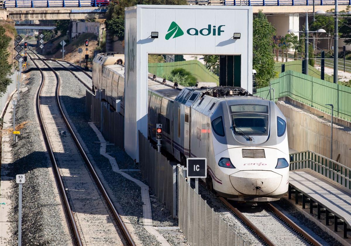 Un tren bajo el cambiador de ancho del Cerrillo de Maracena, en junio pasado.