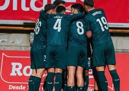 Los jugadores del Almería celebrando uno de los goles contra la Cultural Leonesa