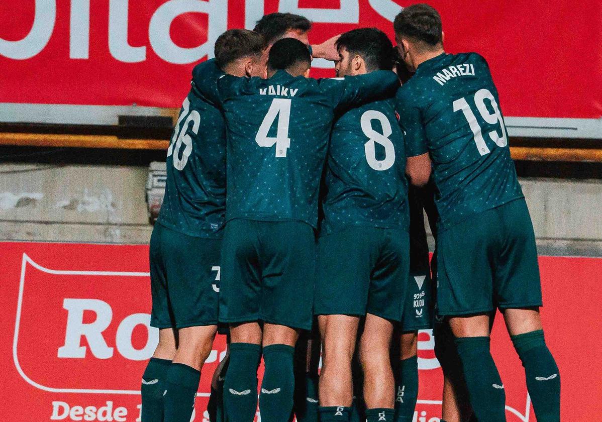 Los jugadores del Almería celebrando uno de los goles contra la Cultural Leonesa