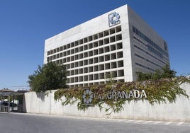 Edificio del Cubo cuando pertenecía a CajaGranada