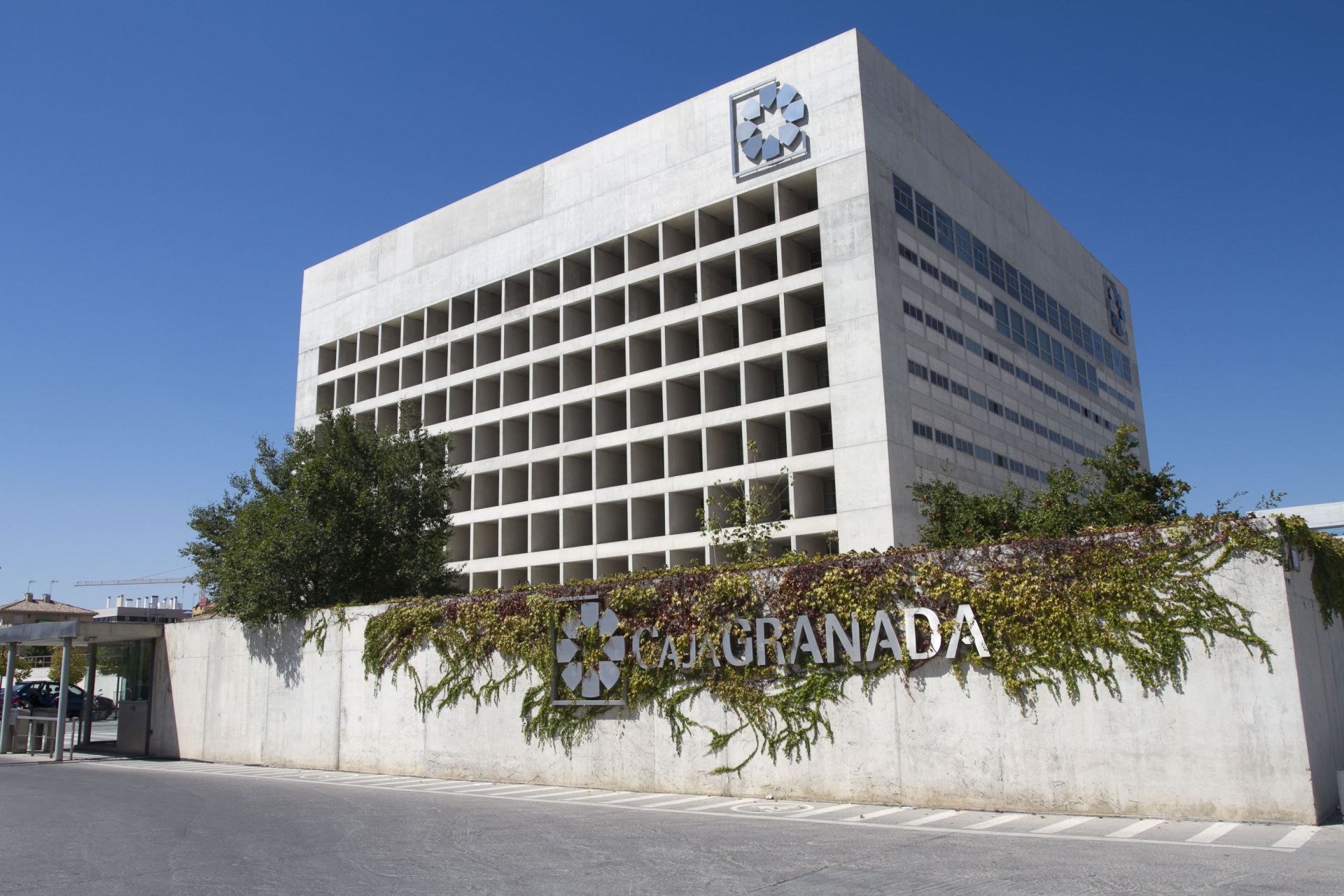 Edificio del Cubo cuando pertenecía a CajaGranada