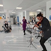 Una pareja argentina ofrece un tango a los pacientes del hospital de día del Virgen de las Nieves.