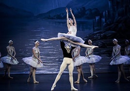 Uno de los momentos más emblemáticos de 'El lago de los cisnes', en el Maestro Padilla.