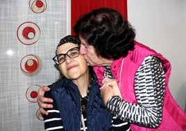 Rosario Jurado, Charo, con su madre Chari, durante la entrevista, en el salón de su casa.