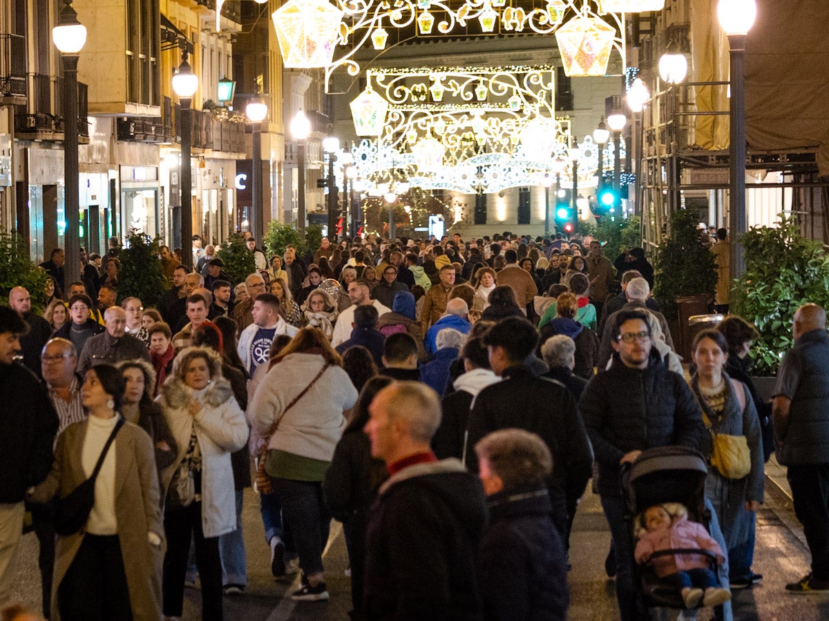 El Centro de Granada, abarrotado para ver la iluminación navideña