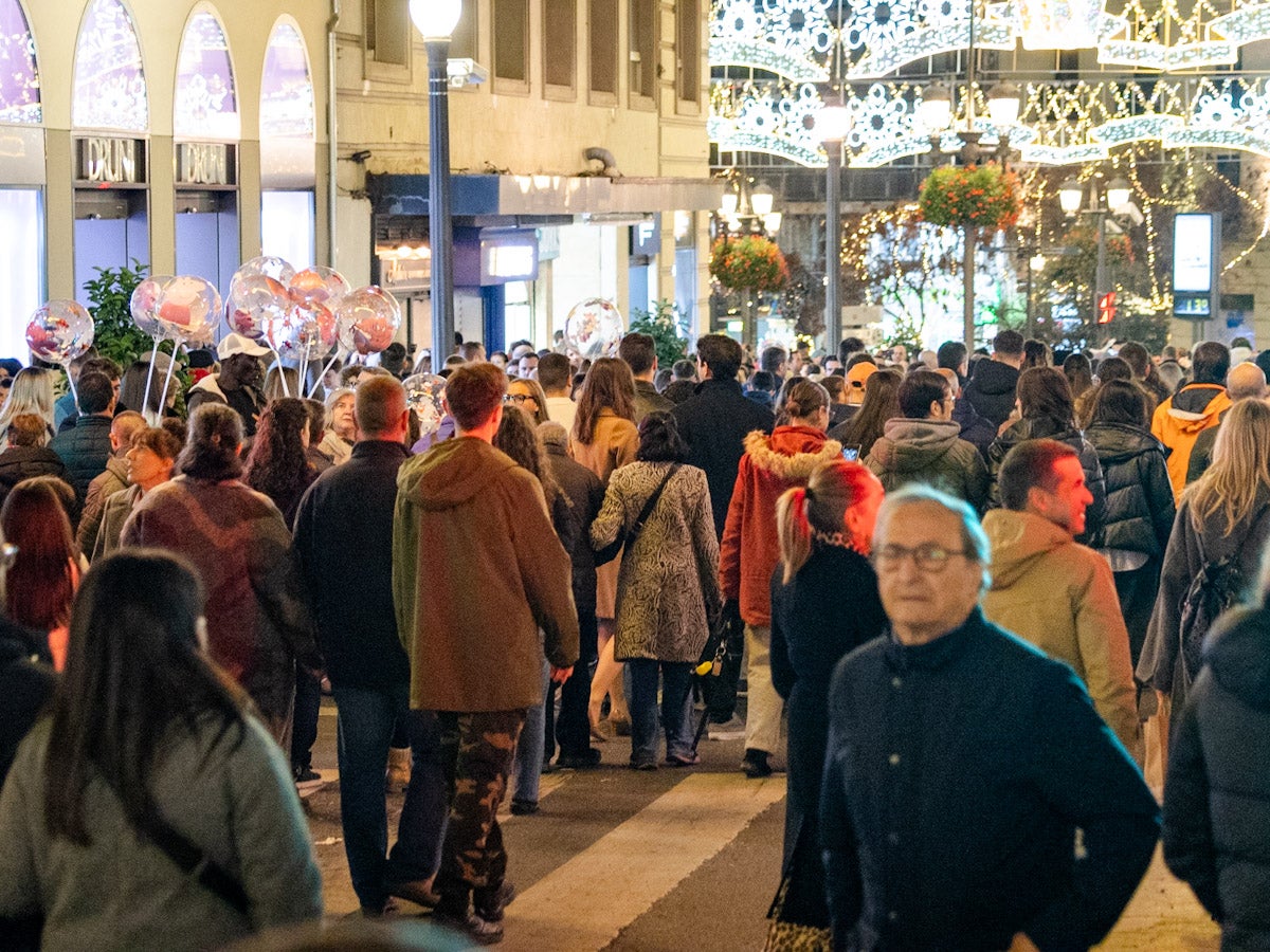 El Centro de Granada, abarrotado para ver la iluminación navideña