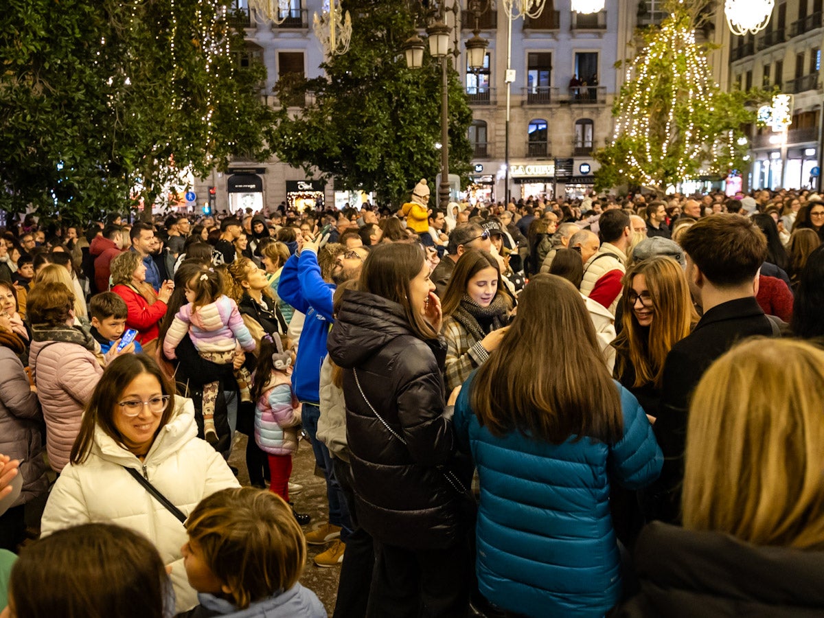 El Centro de Granada, abarrotado para ver la iluminación navideña