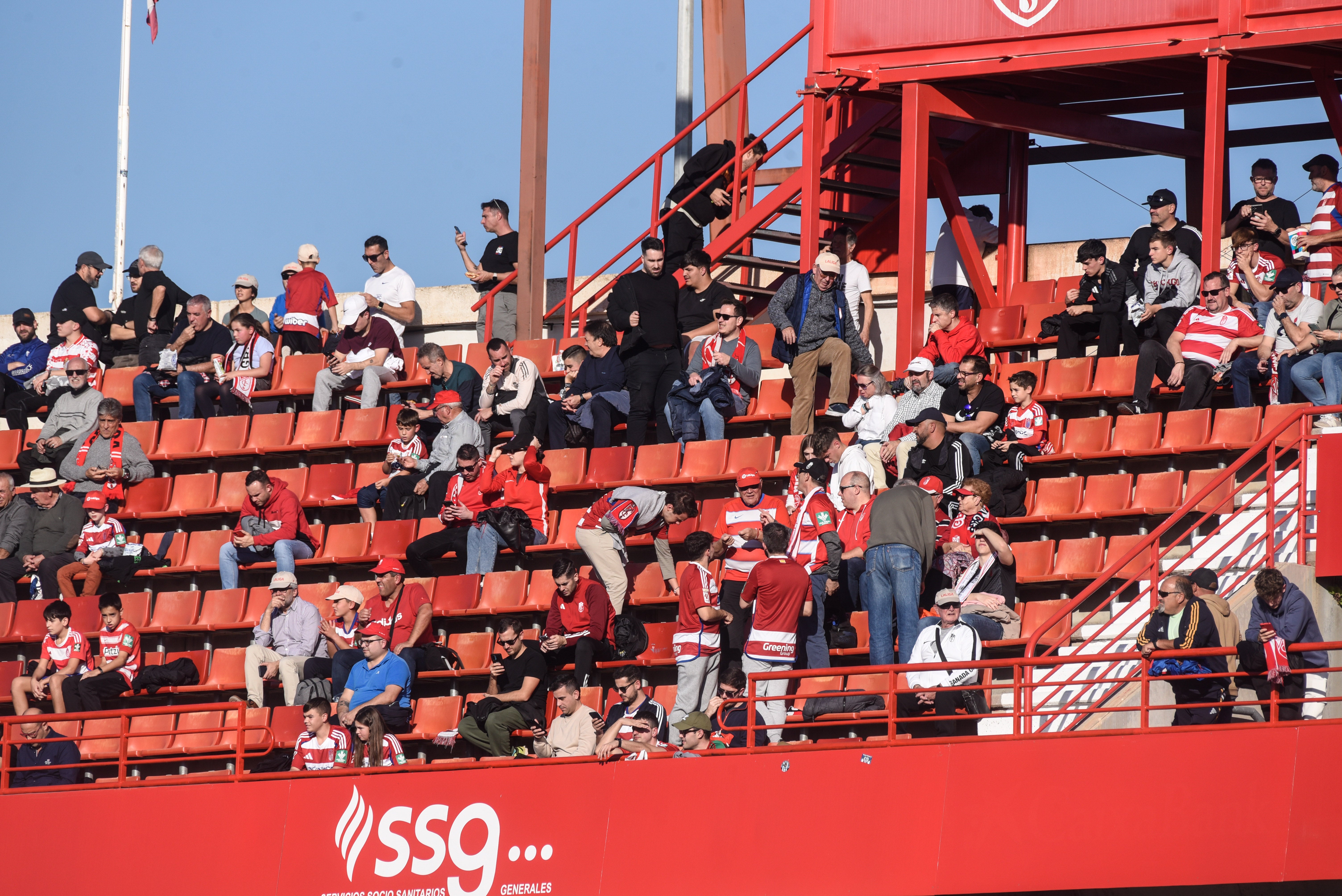 Búscate en la grada de Los Cármenes en el Granada-Racing