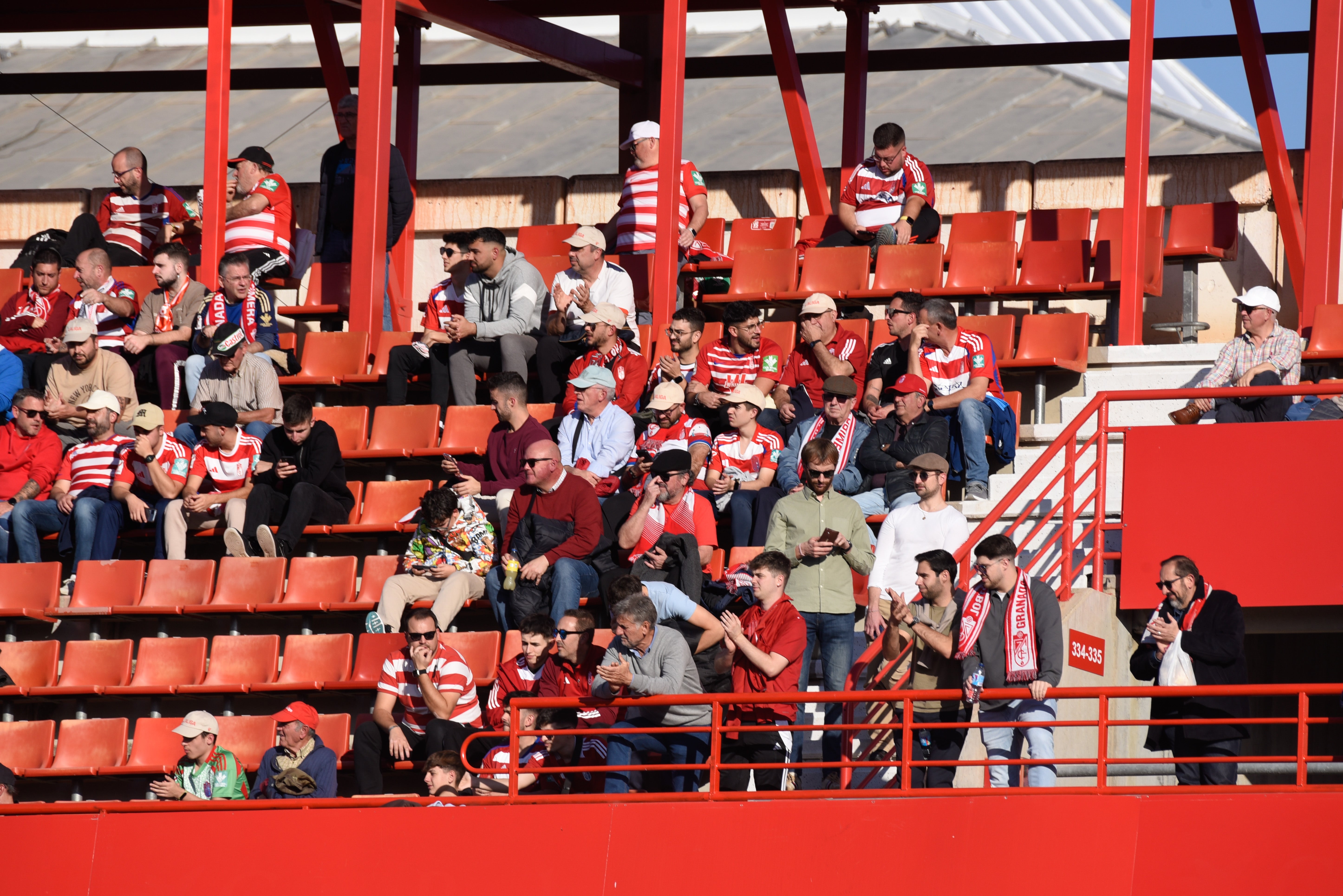 Búscate en la grada de Los Cármenes en el Granada-Racing