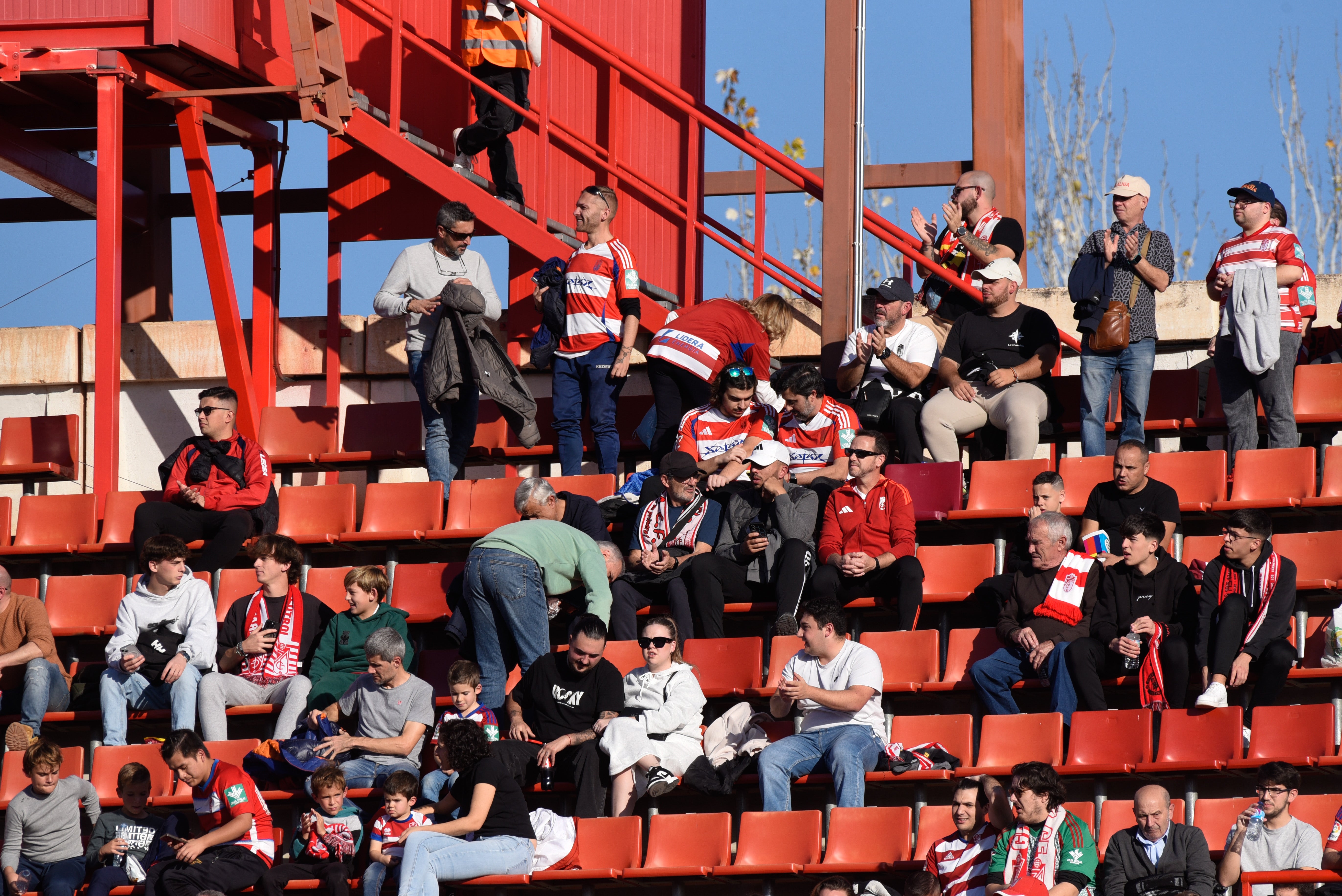 Búscate en la grada de Los Cármenes en el Granada-Racing