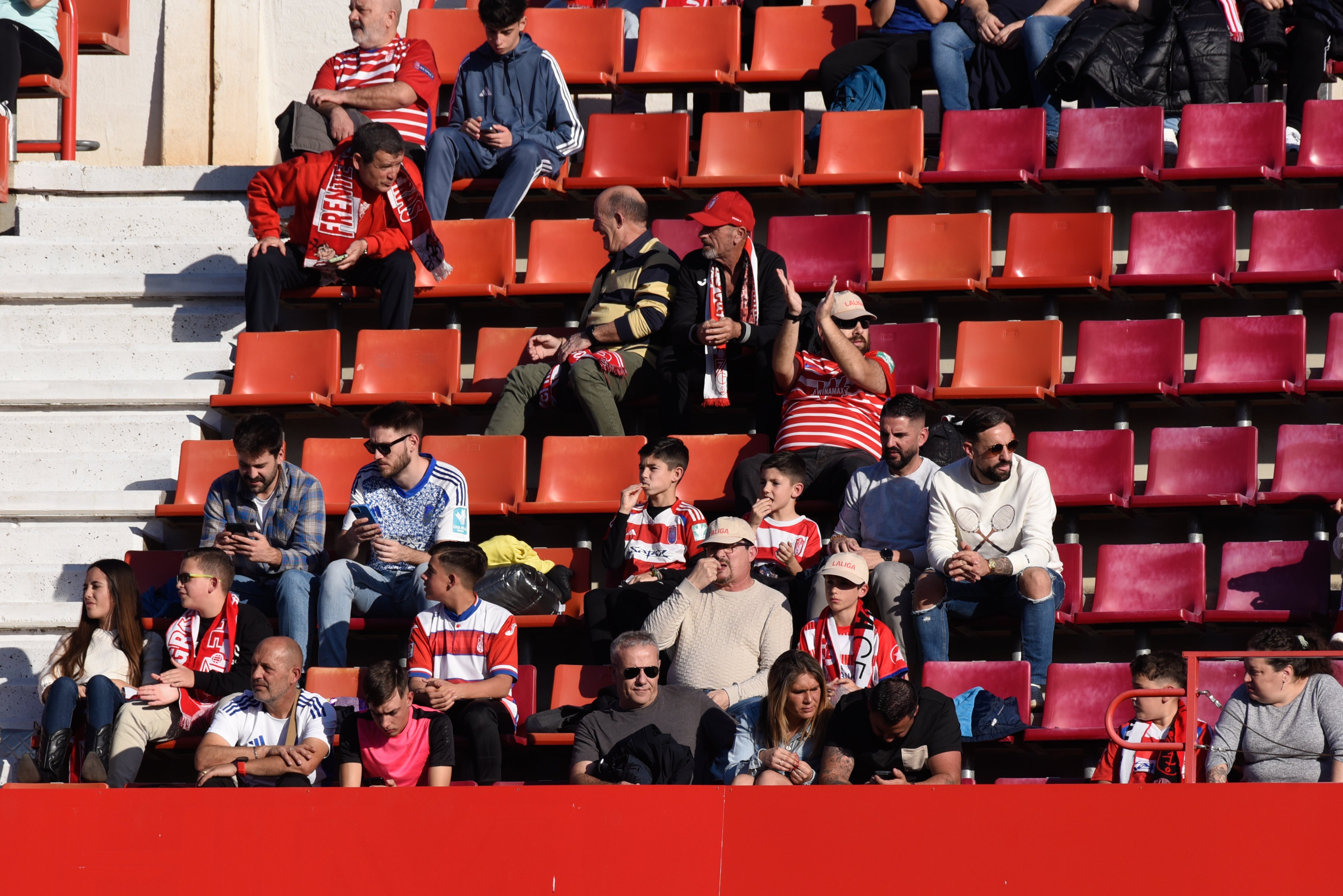 Búscate en la grada de Los Cármenes en el Granada-Racing