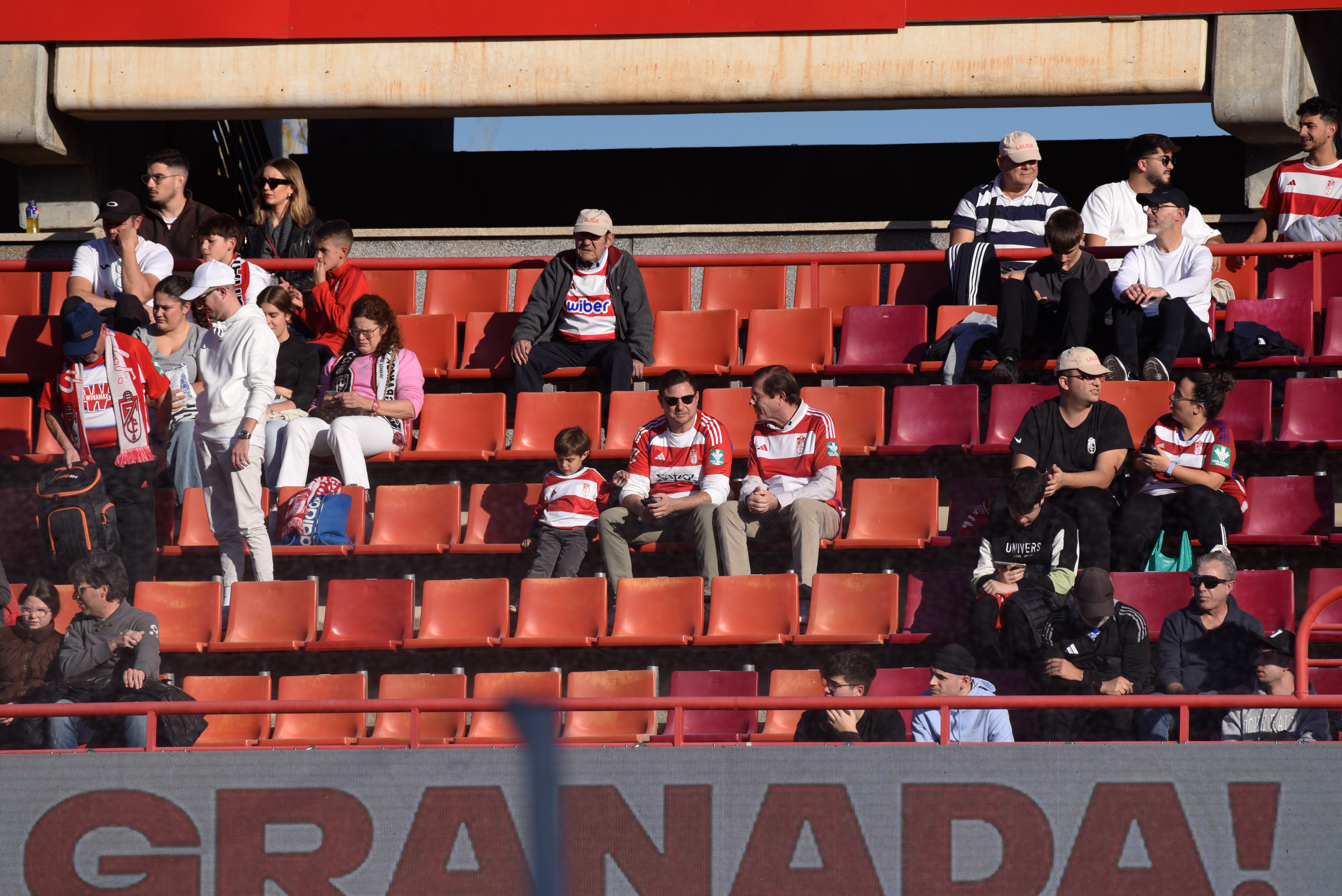 Búscate en la grada de Los Cármenes en el Granada-Racing