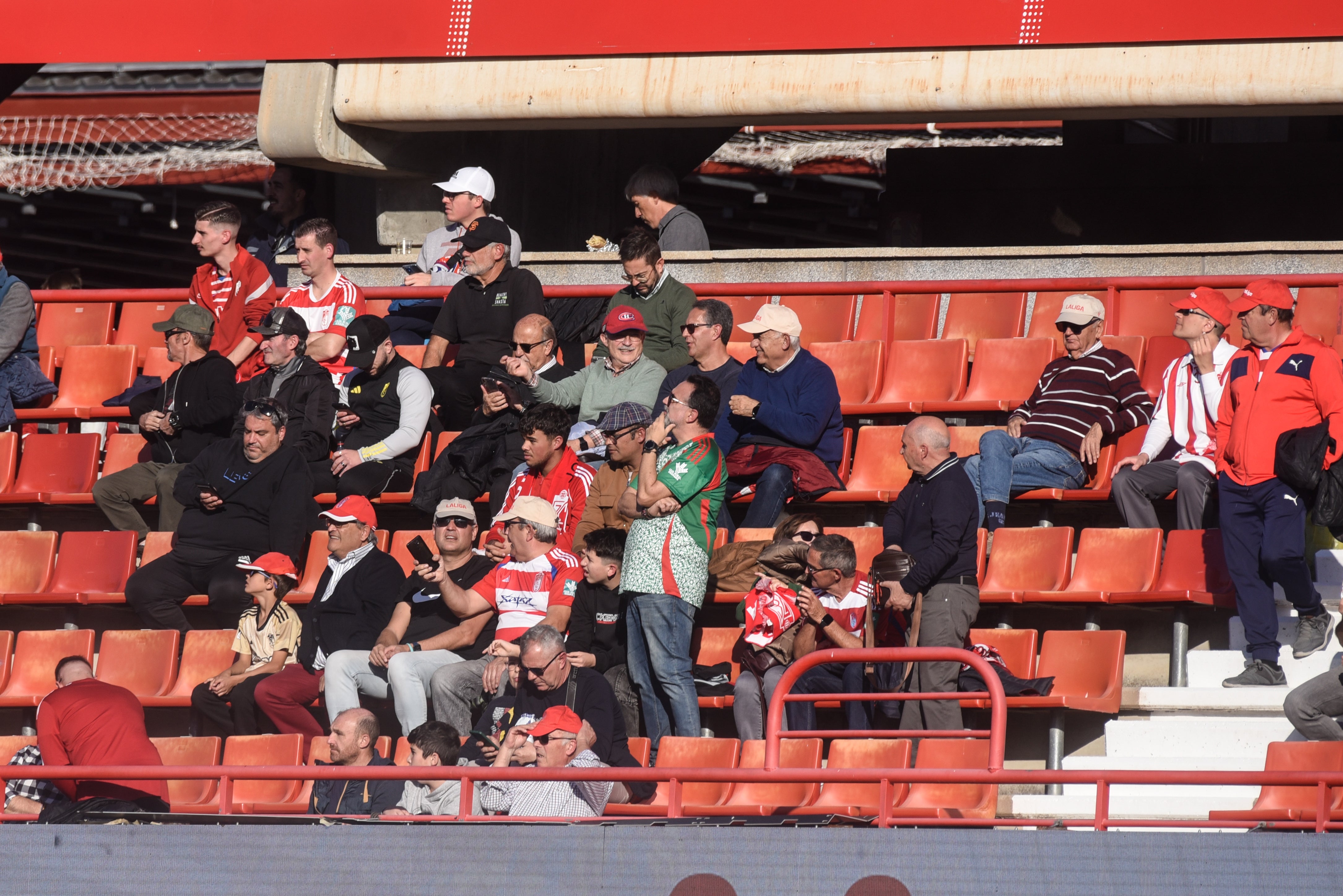 Búscate en la grada de Los Cármenes en el Granada-Racing