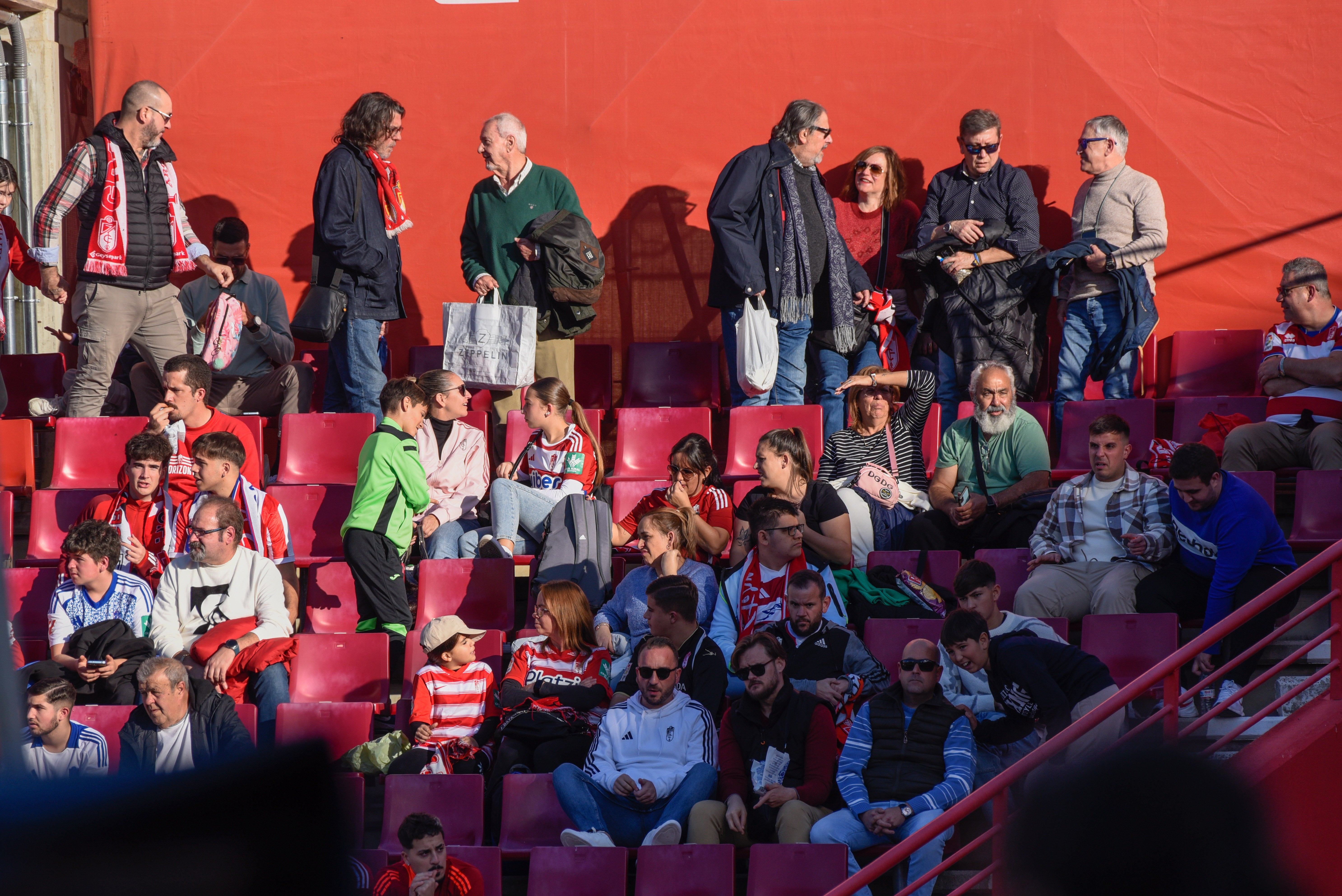 Búscate en la grada de Los Cármenes en el Granada-Racing