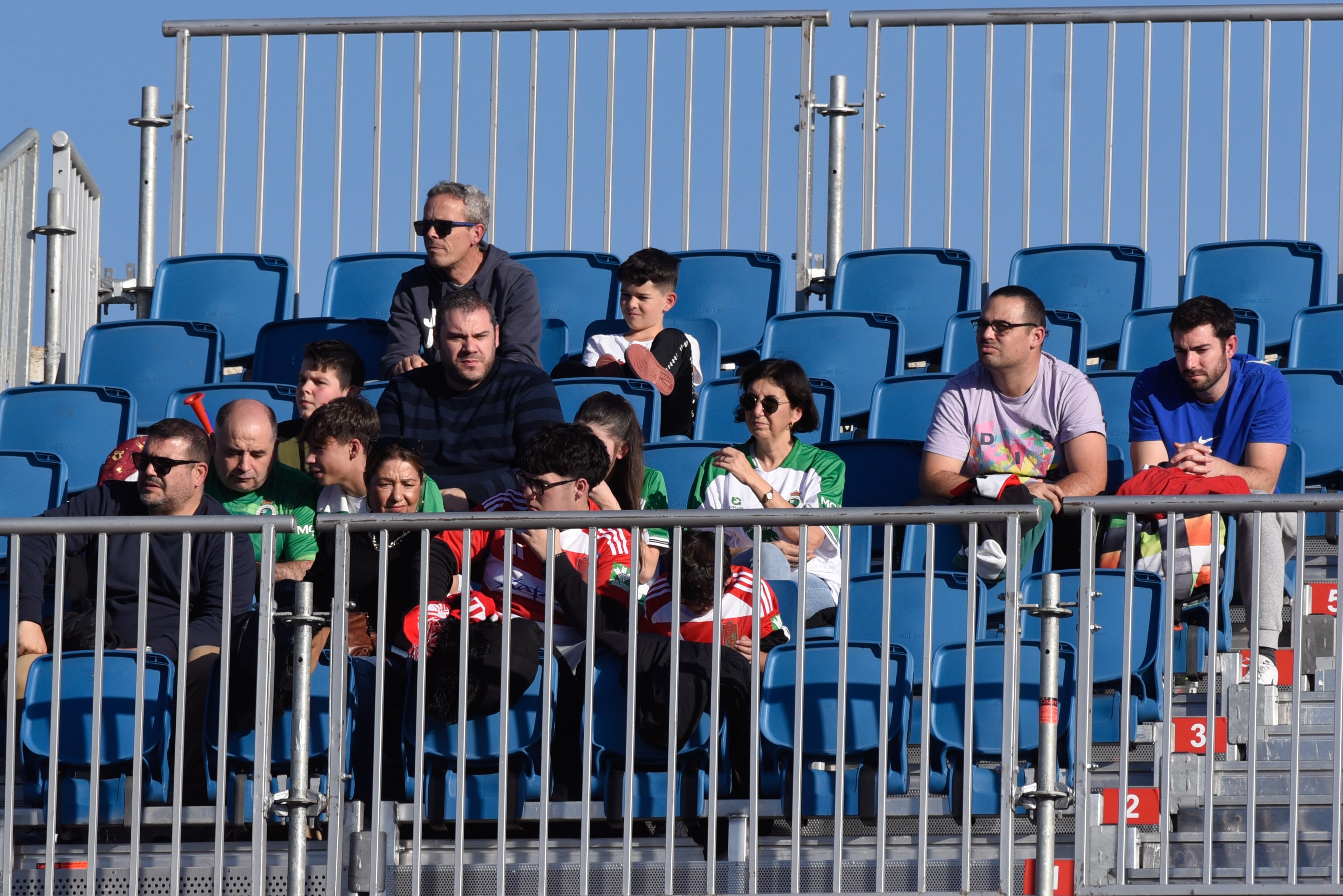 Búscate en la grada de Los Cármenes en el Granada-Racing