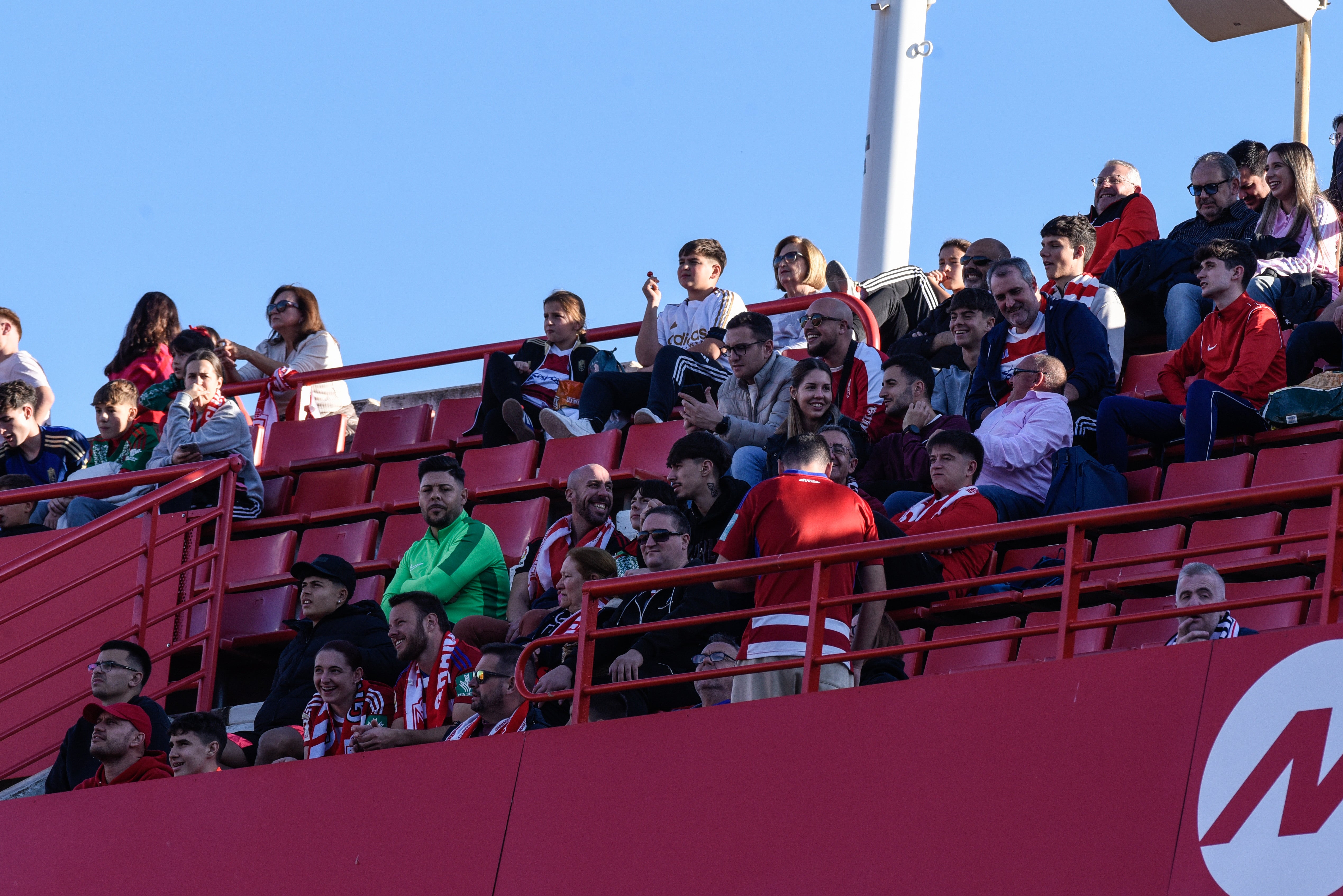 Búscate en la grada de Los Cármenes en el Granada-Racing