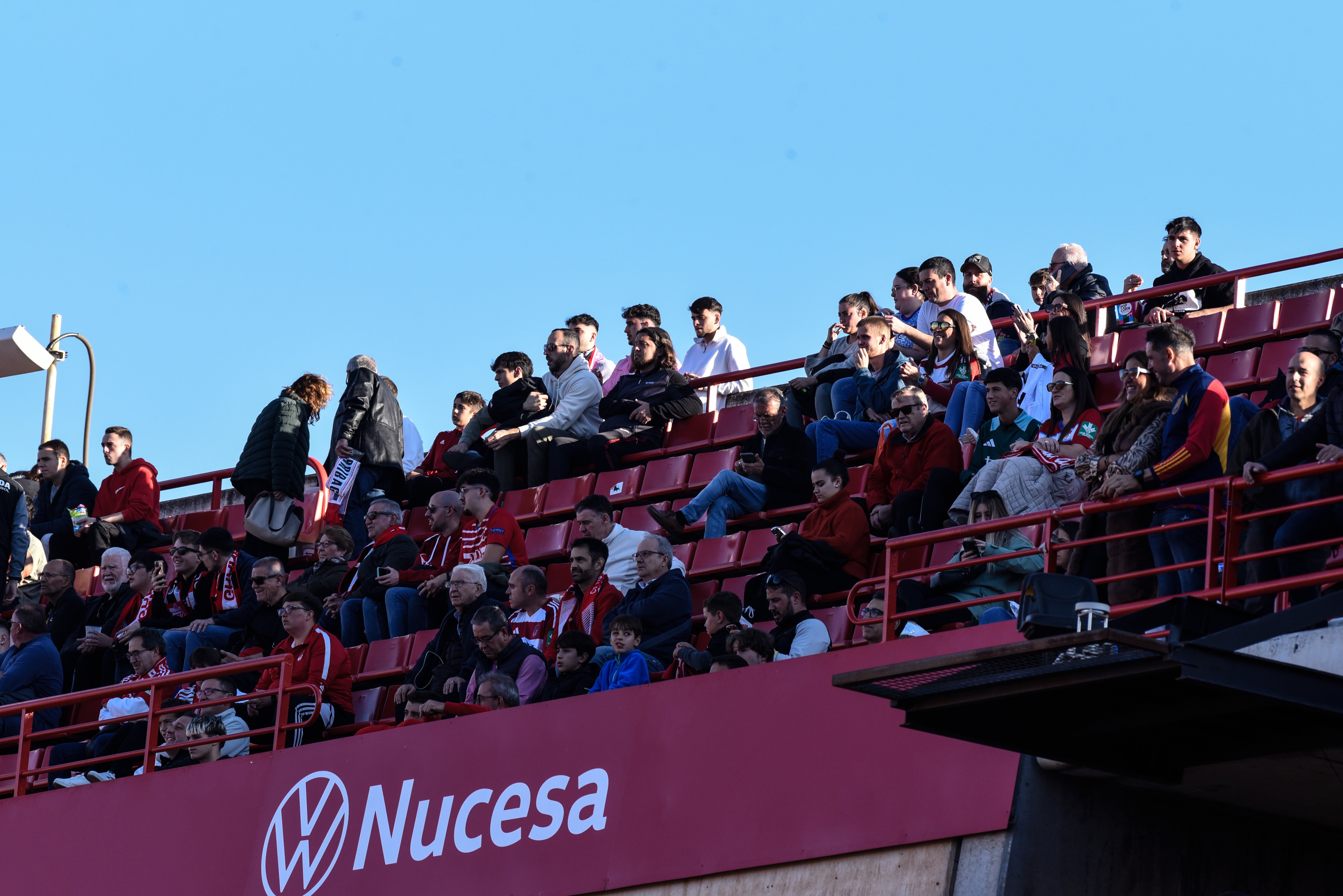 Búscate en la grada de Los Cármenes en el Granada-Racing