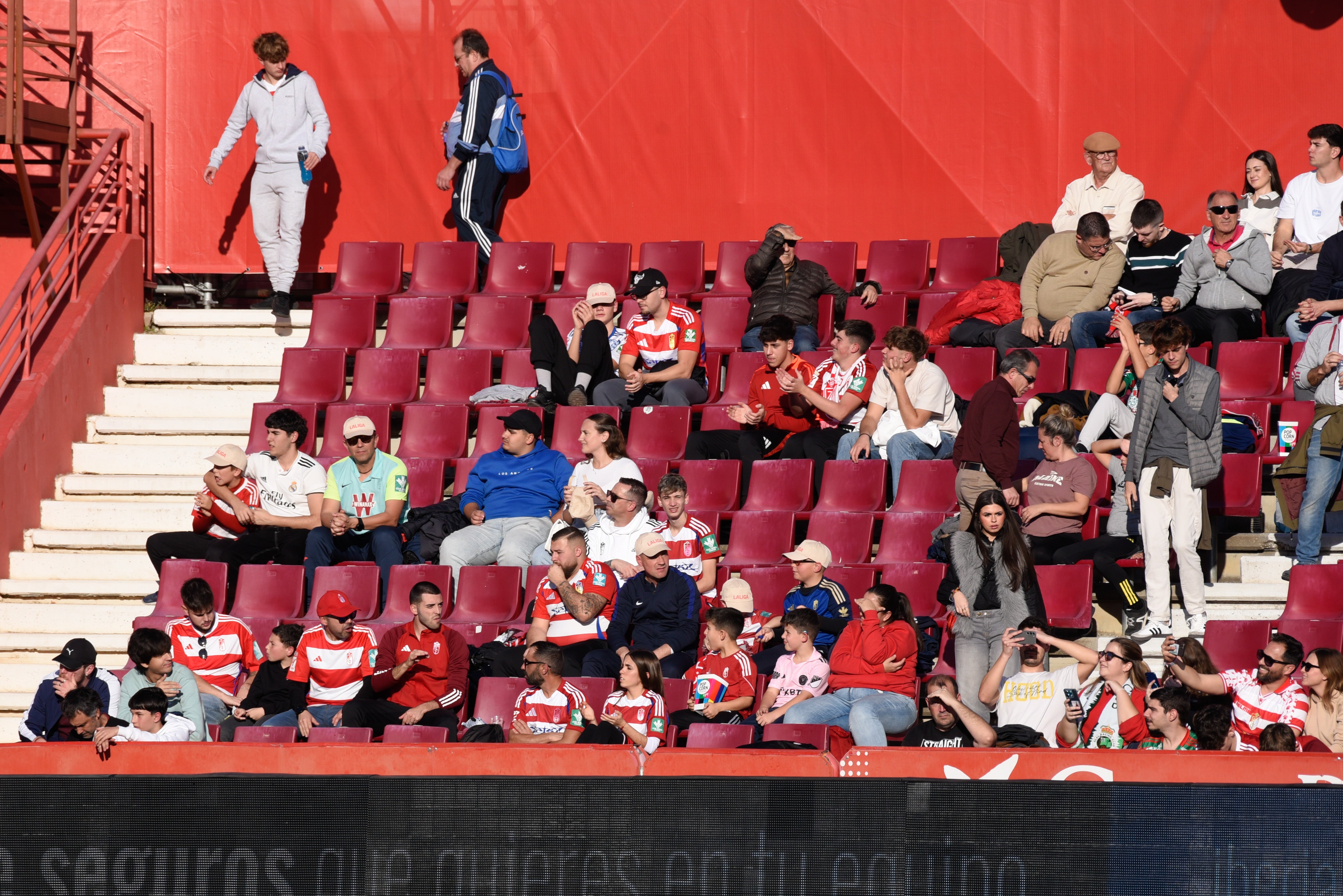 Búscate en la grada de Los Cármenes en el Granada-Racing