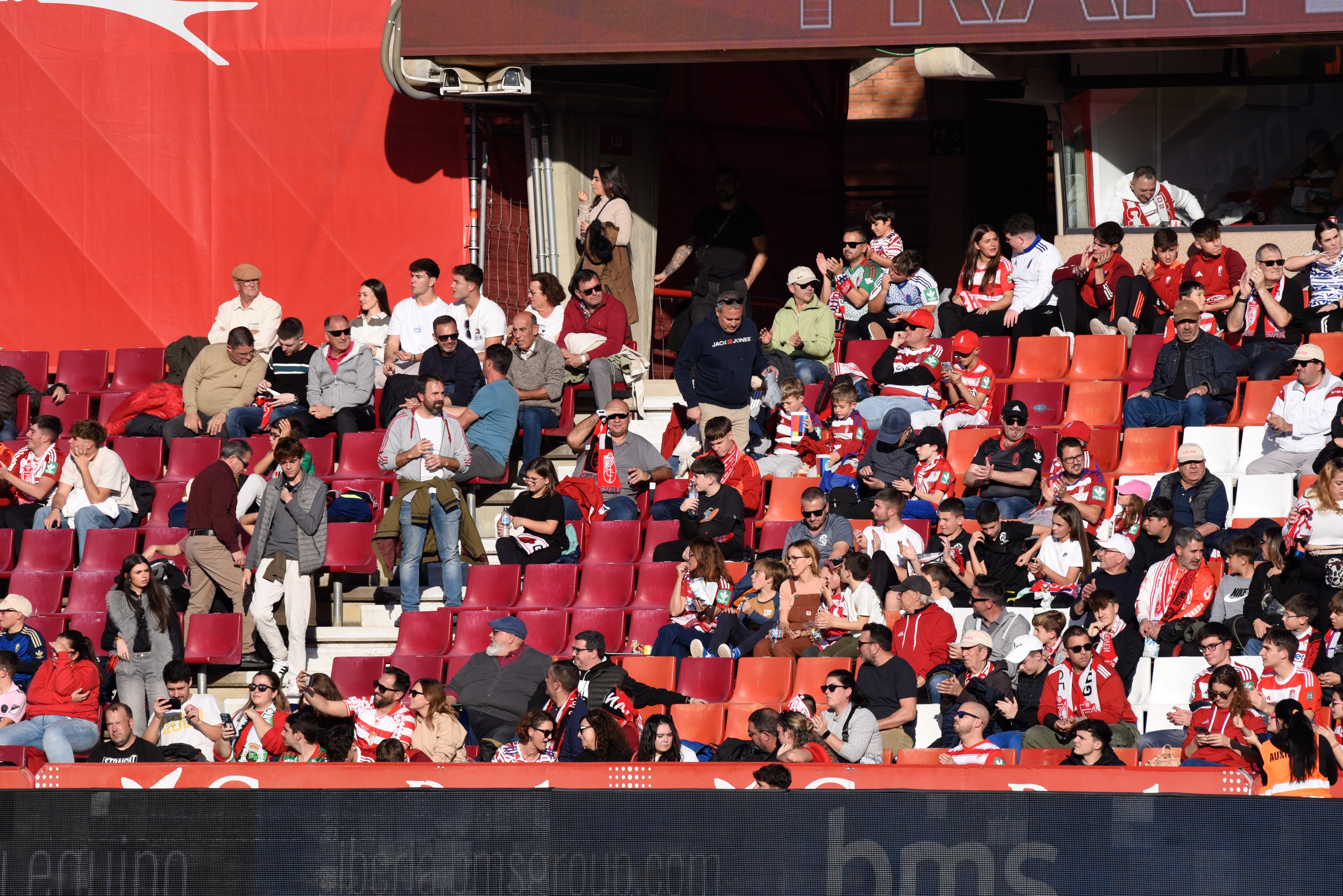 Búscate en la grada de Los Cármenes en el Granada-Racing