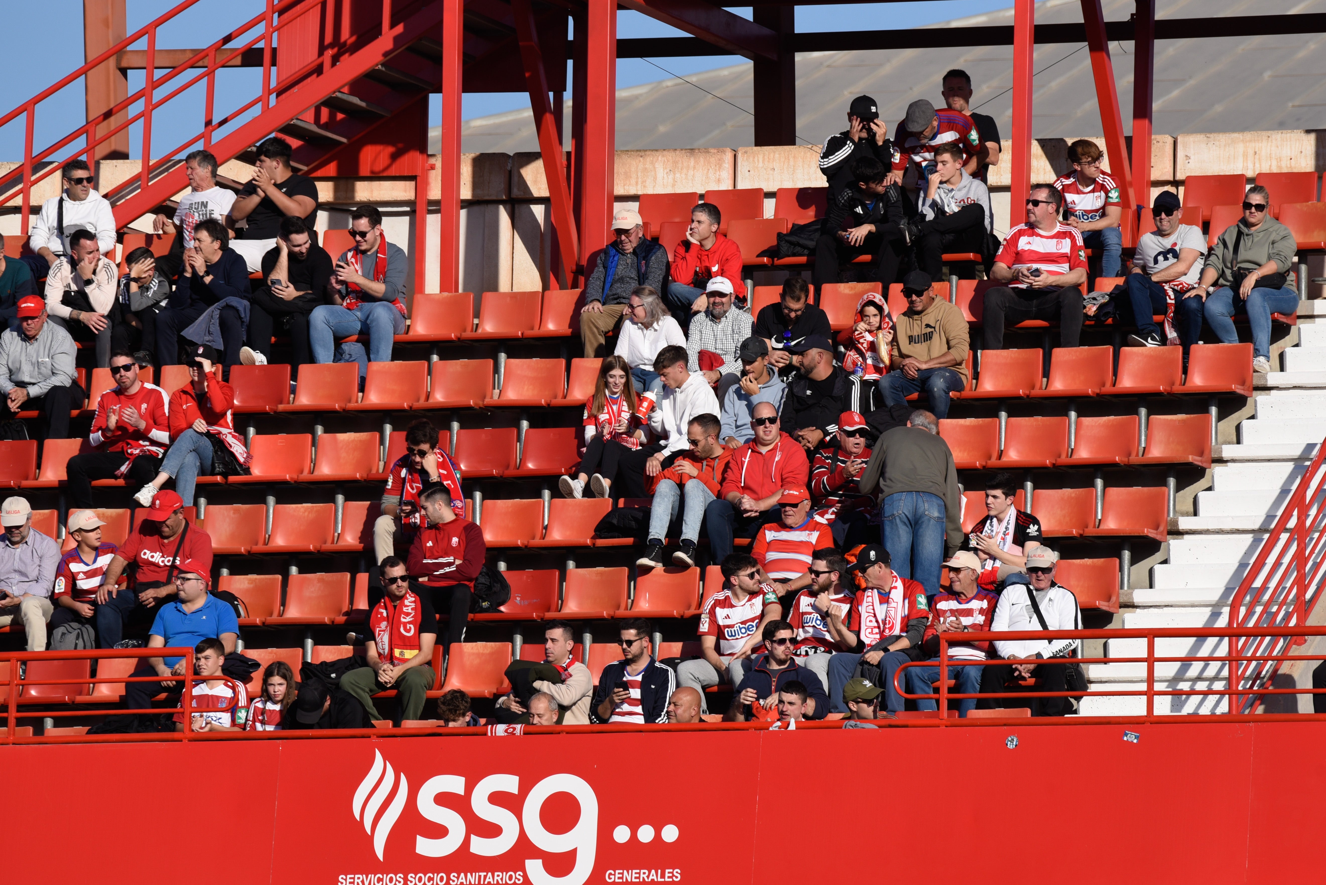 Búscate en la grada de Los Cármenes en el Granada-Racing