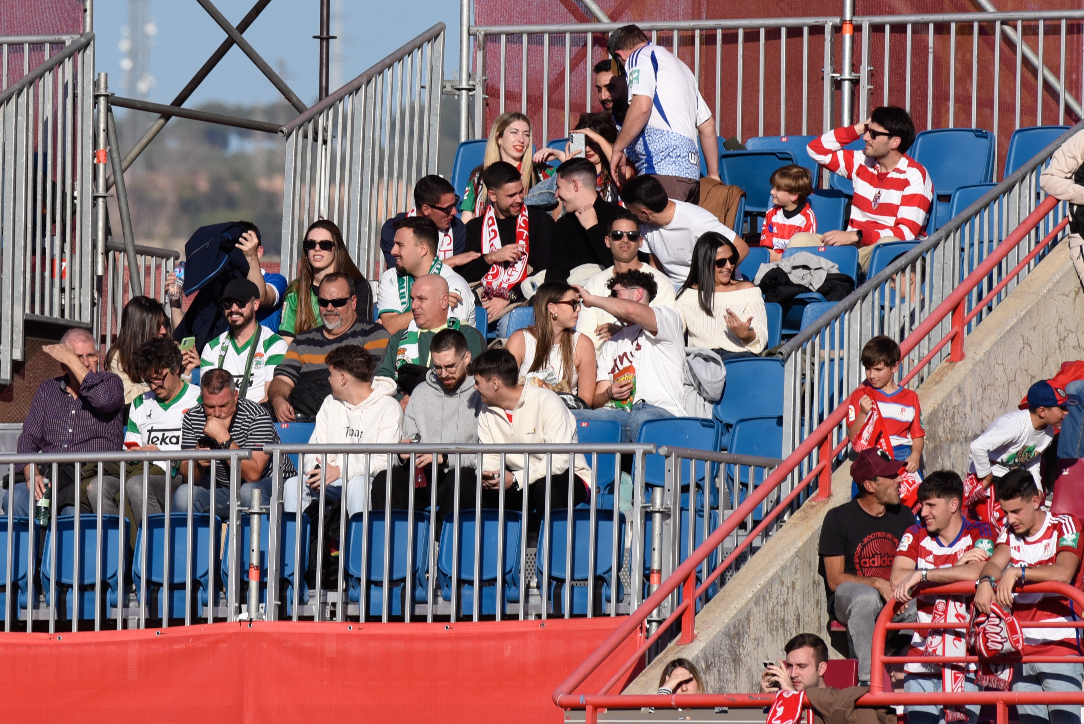 Búscate en la grada de Los Cármenes en el Granada-Racing