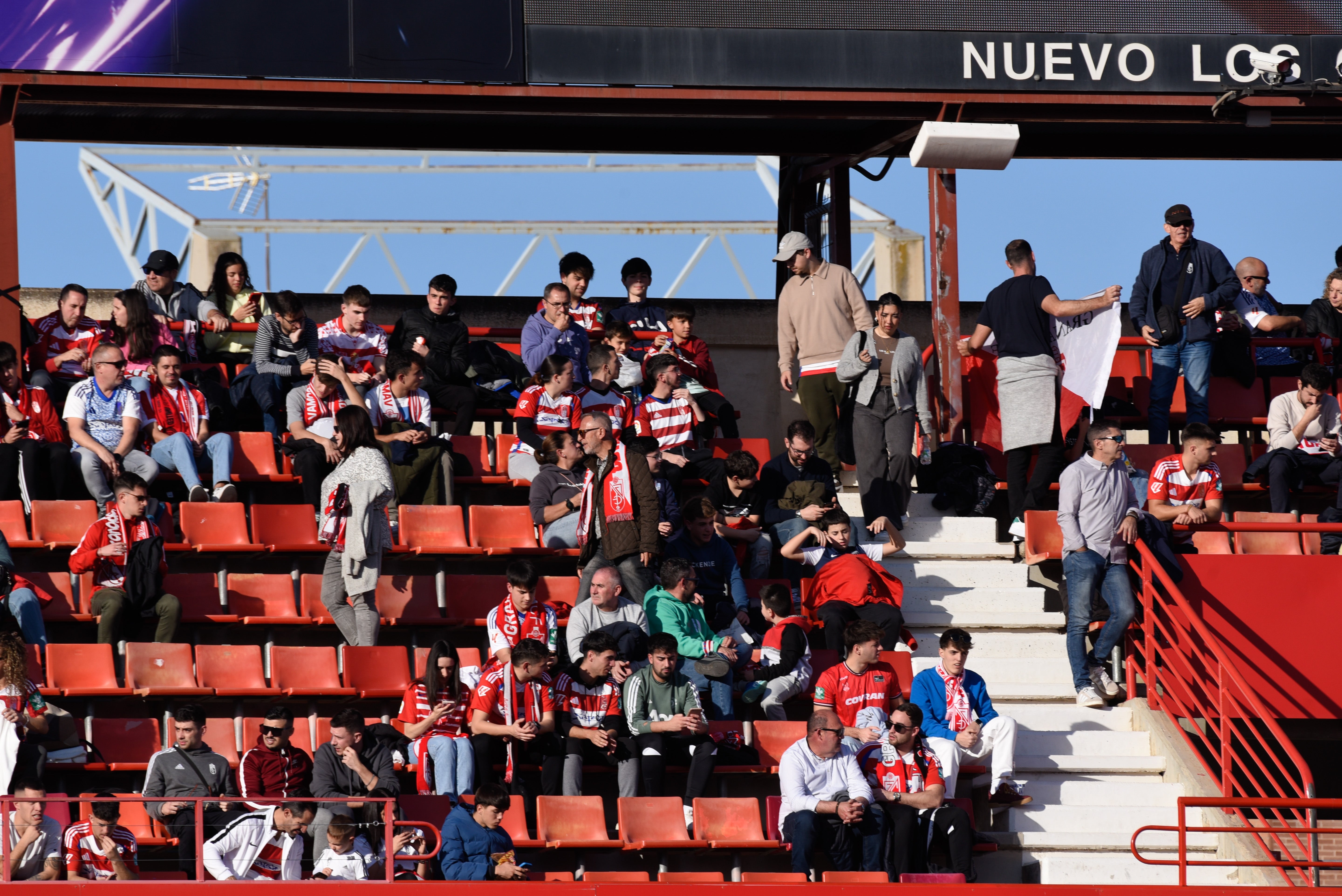 Búscate en la grada de Los Cármenes en el Granada-Racing