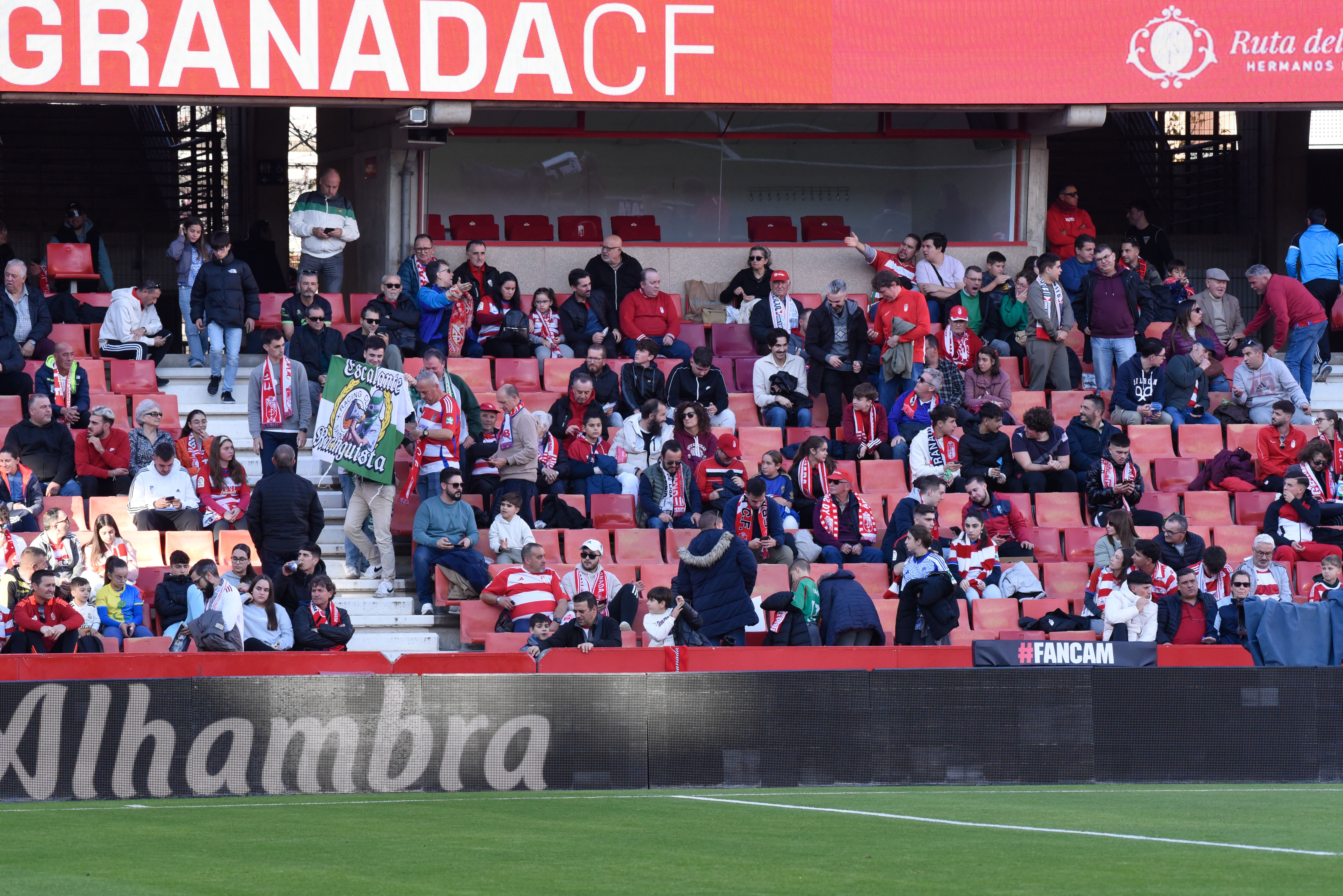 Búscate en la grada de Los Cármenes en el Granada-Racing